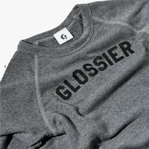 👄💄GLOSSIER GREY CREWNECK SWEATSHIRT🩷size small🩷 NEVER WORN